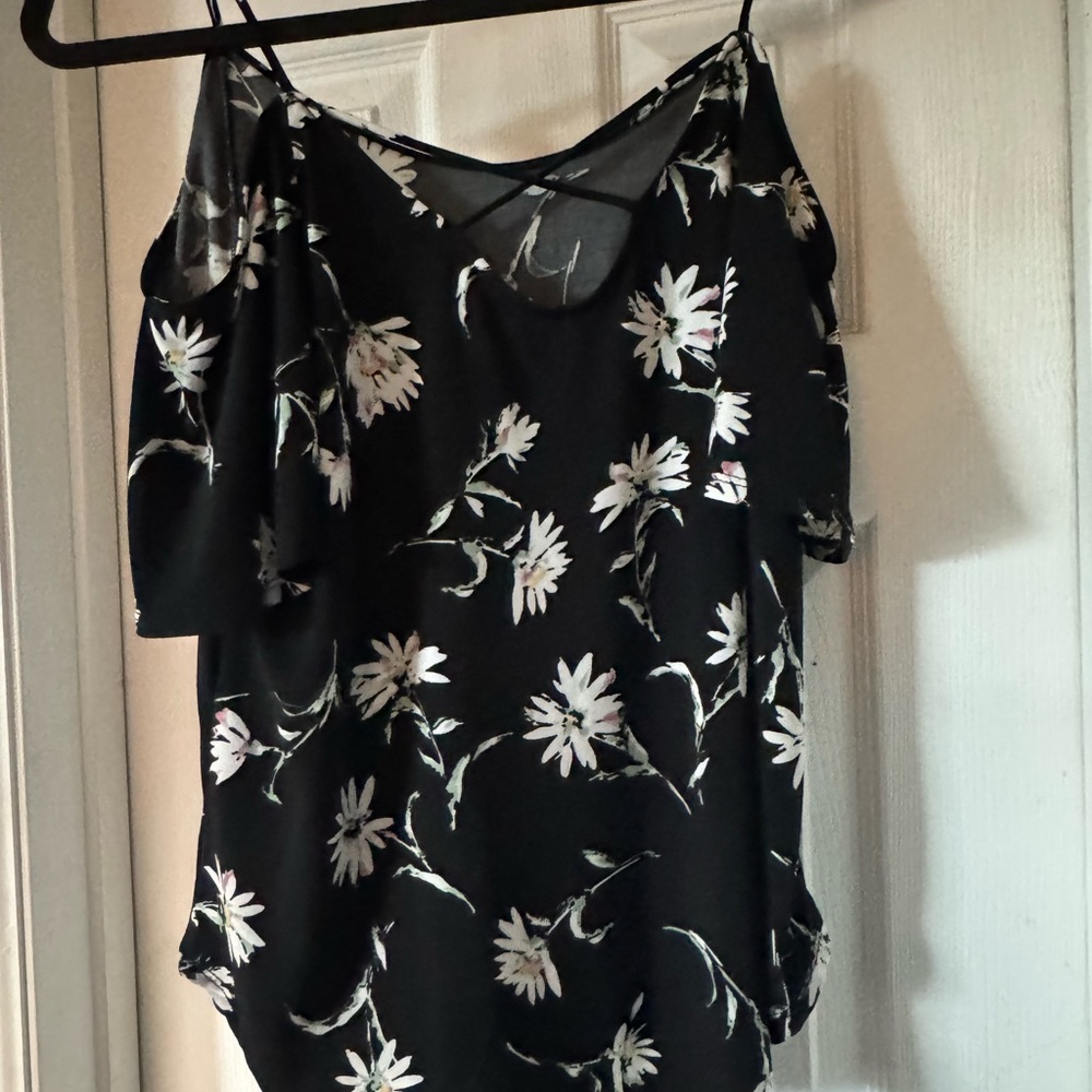 Kayleigh Valletta Cold Shoulder Back Detail Floral Print Top in Size Medium - Picture 4 of 4